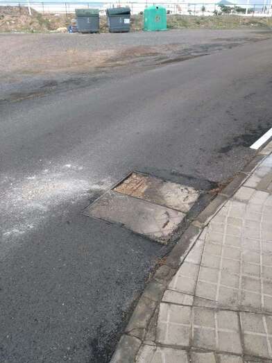 Arqueta de la red de telefonía en mal estado (Foto TA)
